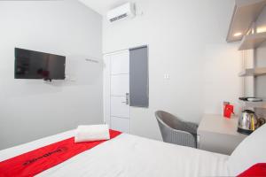Postel nebo postele na pokoji v ubytování RedDoorz Plus near Politeknik Negeri Malang