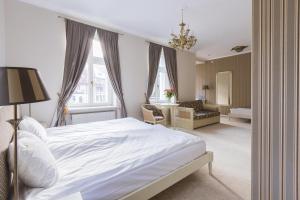 Postel nebo postele na pokoji v ubytování Hotel Fryderyk