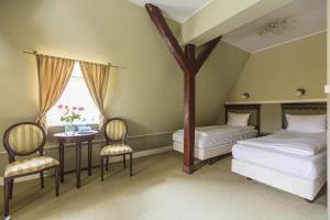 Postel nebo postele na pokoji v ubytování Hotel Fryderyk