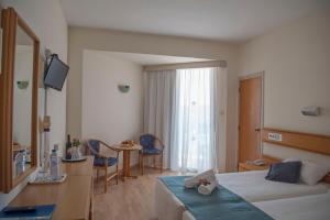 TV a/nebo společenská místnost v ubytování Kissos Hotel