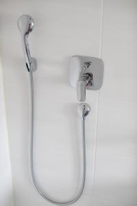eine Dusche mit Duschkopf in einem Badezimmer in der Unterkunft Hotel Stern in Düsseldorf