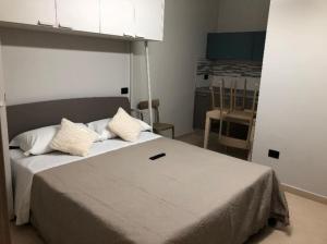 una camera con letto in una stanza con cucina di Bed&Breakfast Luna a San Salvo