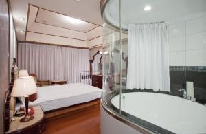 Postel nebo postele na pokoji v ubytování Charming City Songshan Hotel