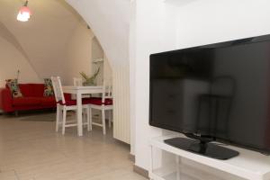 uma sala de estar com uma grande televisão de ecrã plano em B&B Teate em Chieti