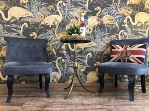 A seating area at Frank Apartman Deluxe