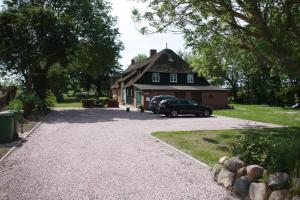 ein vor einem Haus geparkt in der Unterkunft Kastanienhof in Tümlauer Koog