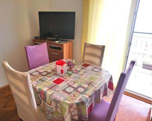 einen Esstisch mit einem Tischtuch drauf in der Unterkunft Charming Hill Apartment in Opatija