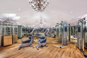 un gimnasio con equipo cardiovascular y una lámpara de araña en The Prestige Hotel Penang en George Town