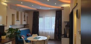 Televízia a/alebo spoločenská miestnosť v ubytovaní Blue Ball Apartment