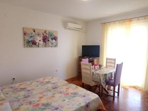 ein Schlafzimmer mit einem Bett und einem Tisch mit Stühlen in der Unterkunft Charming Hill Apartment in Opatija
