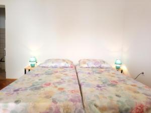 Ein Bett oder Betten in einem Zimmer der Unterkunft Charming Hill Apartment