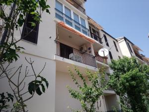Ein Balkon oder eine Terrasse in der Unterkunft Charming Hill Apartment