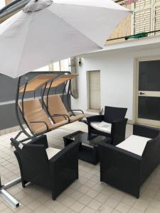 un soggiorno con sedie e ombrellone di Bed&Breakfast Luna a San Salvo