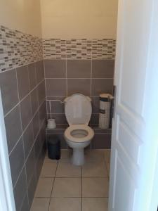 Ένα μπάνιο στο Cosy maison 3 chambres Honfleur jardin, parking privé et jacuzzi +17 φωτογραφίες
