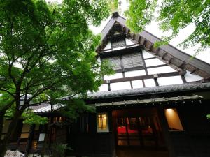 uma casa velha com um telhado de gambrel em Hazu Gassyo em Shinshiro