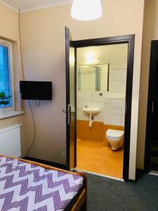 een badkamer met een toilet en een wastafel bij MS-OTEL POKOJE GOSCINNE 1,2,3 OSOBOWE ŻYWIEC in Pietrzykowice