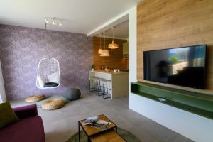 Μια τηλεόραση ή/και κέντρο ψυχαγωγίας στο Villa Natura luxury apartments