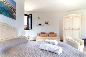 a bedroom with a bed with two towels on it at Li Furneddhri (Trulli) in Casarano