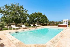 - une piscine avec des chaises longues dans l'établissement Li Furneddhri (Trulli), à Casarano