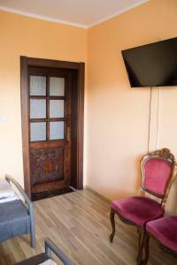 Televízia a/alebo spoločenská miestnosť v ubytovaní Magic Garden Hostel