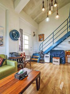 蘇澳鎮的住宿－蕾米斯莊園，带沙发和蓝色楼梯的客厅