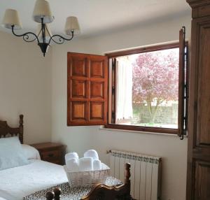 - une chambre avec un lit et une fenêtre dans l'établissement Posada Paz, à Hinojedo