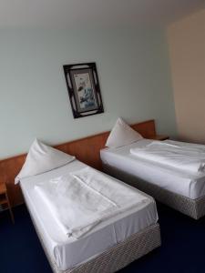 Postel nebo postele na pokoji v ubytování Hotel Am Flughafen