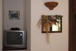 ガリポリにあるAlli Foggiの壁掛けの横に座るテレビ