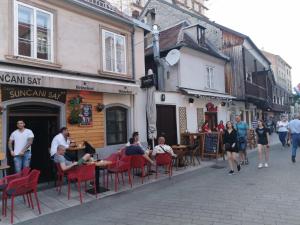 eine Gruppe von Personen, die vor einem Restaurant an Tischen sitzen in der Unterkunft City Apartment Tkalča - Best location in Zagreb in Zagreb