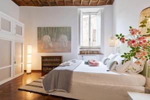 ローマにあるRome as you feel - Vetrina Terraceの白いベッドルーム(大型ベッド1台、絵画付)