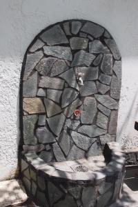 un muro di pietra con una panca davanti di El Kona a Mixórrouma