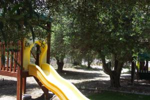 uno scivolo giallo su un parco giochi di El Kona a Mixórrouma