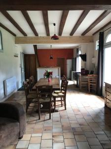 - un salon avec une table et des chaises en bois dans l'établissement Gite Nature Loire et Châteaux 3*, à Villandry