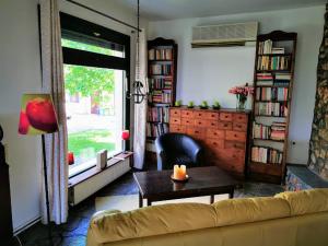 - un salon avec un canapé, une table et une fenêtre dans l'établissement Villa Aspilon, à Dráma