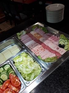 een dienblad met verschillende soorten vlees en groenten bij Hotel Am Flughafen in Keulen