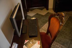 Televízia a/alebo spoločenská miestnosť v ubytovaní Magic Garden Hostel
