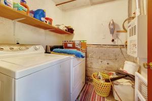 een kleine keuken met een wasmachine bij Oma's House in Felton