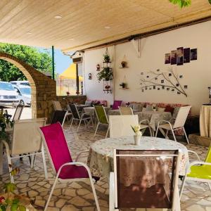 - un restaurant avec une table, des chaises et un mur dans l'établissement Side Evin Hotel, à Sidé