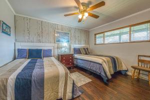 Ένα ή περισσότερα κρεβάτια σε δωμάτιο στο Heart of the Village Cozy, private condo right in the village - just steps from the beach