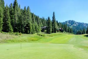 uma vista para um campo de golfe com um verde em Tavern em Olympic Valley