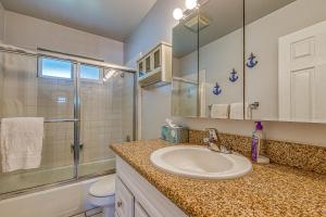 Ένα μπάνιο στο Heart of the Village Cozy, private condo right in the village - just steps from the beach +20 φωτογραφίες