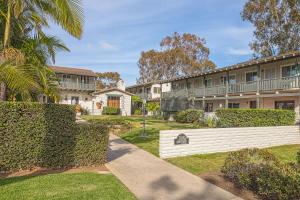 Κήπος έξω από το Heart of the Village Cozy, private condo right in the village - just steps from the beach