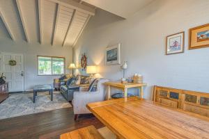 Χώρος καθιστικού στο Heart of the Village Cozy, private condo right in the village - just steps from the beach