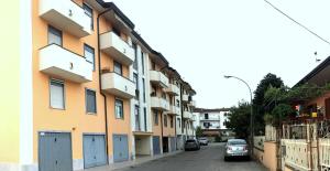 Appartamento Telese Terme في تيليسي: مبنى بأبواب زرقاء وسيارات تقف في شارع