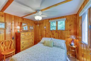 Schlafzimmer mit einem Bett und einem Deckenventilator in der Unterkunft Quintessential Maine Cottage in Ogunquit