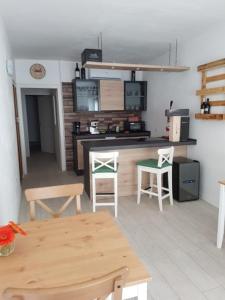 uma cozinha com mesa e cadeiras num quarto em B&B ENANTIO em Belluno Veronese