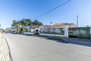 an empty street in front of a house at AYAMI Villa in Setúbal