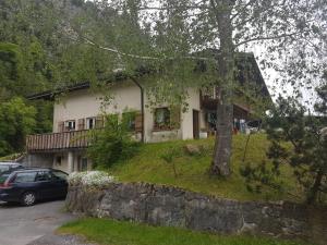 een huis met een auto ervoor geparkeerd bij Apartment in Brienz in Brienz