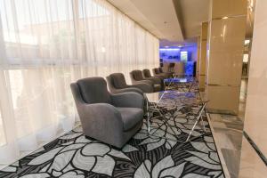 a waiting room with a row of chairs and tables at Hotel Termal in Baile Felix