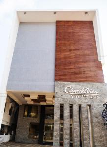 un edificio con un cartel que lee suites con vistas magníficas en Hotel Mary Land Velankanni en Velānganni